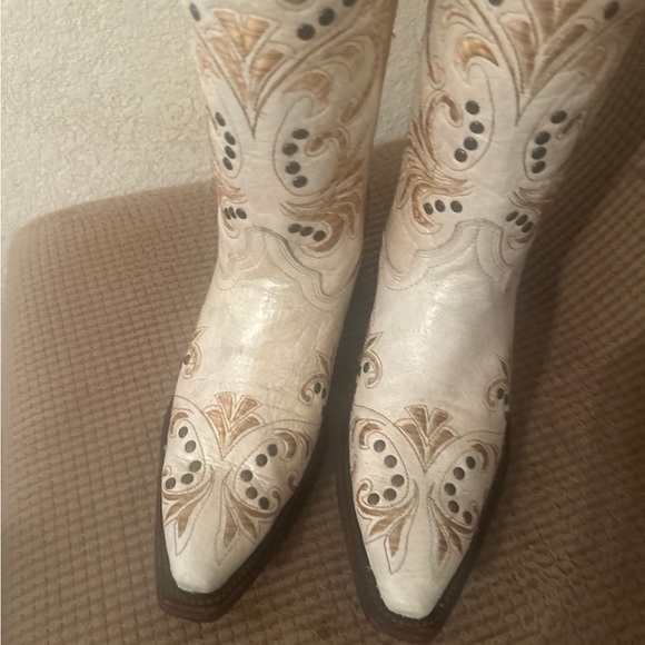 Circle G White and Tan Embroidered Cowboy Boots - Picture 2 of 9